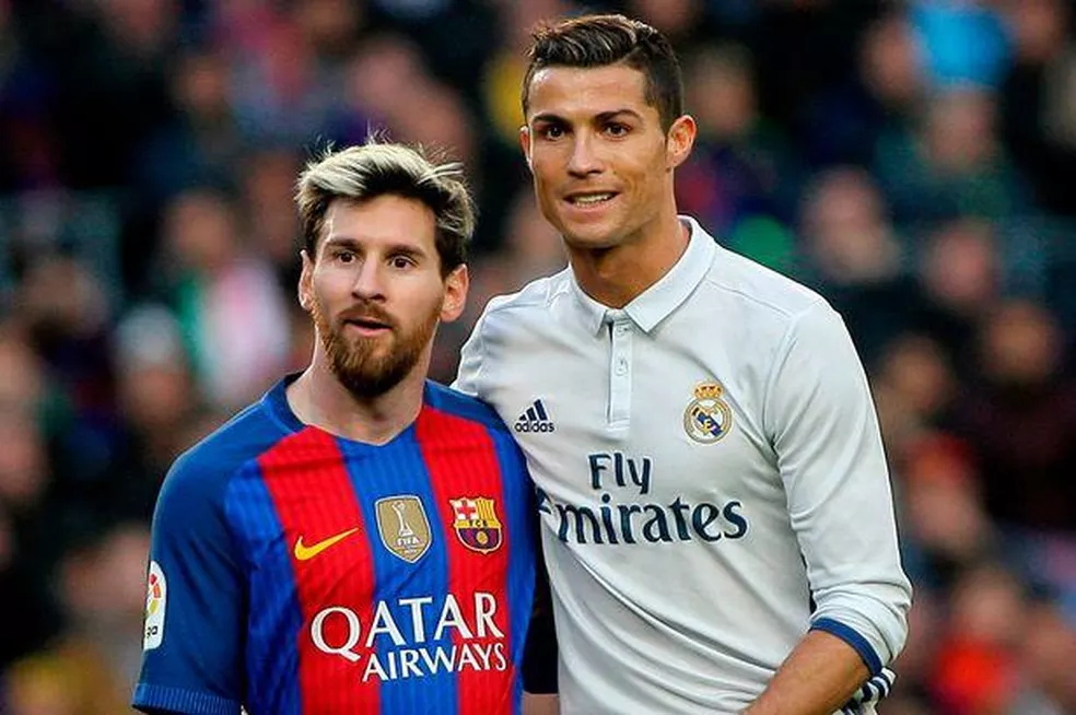 Messi e Cristiano se enfrentando -
