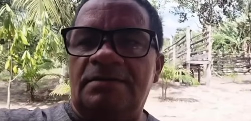 (No vídeo, o homem fala sobre o tipo de companheira que gostaria de encontrar e faz uma lista de exigências.)
