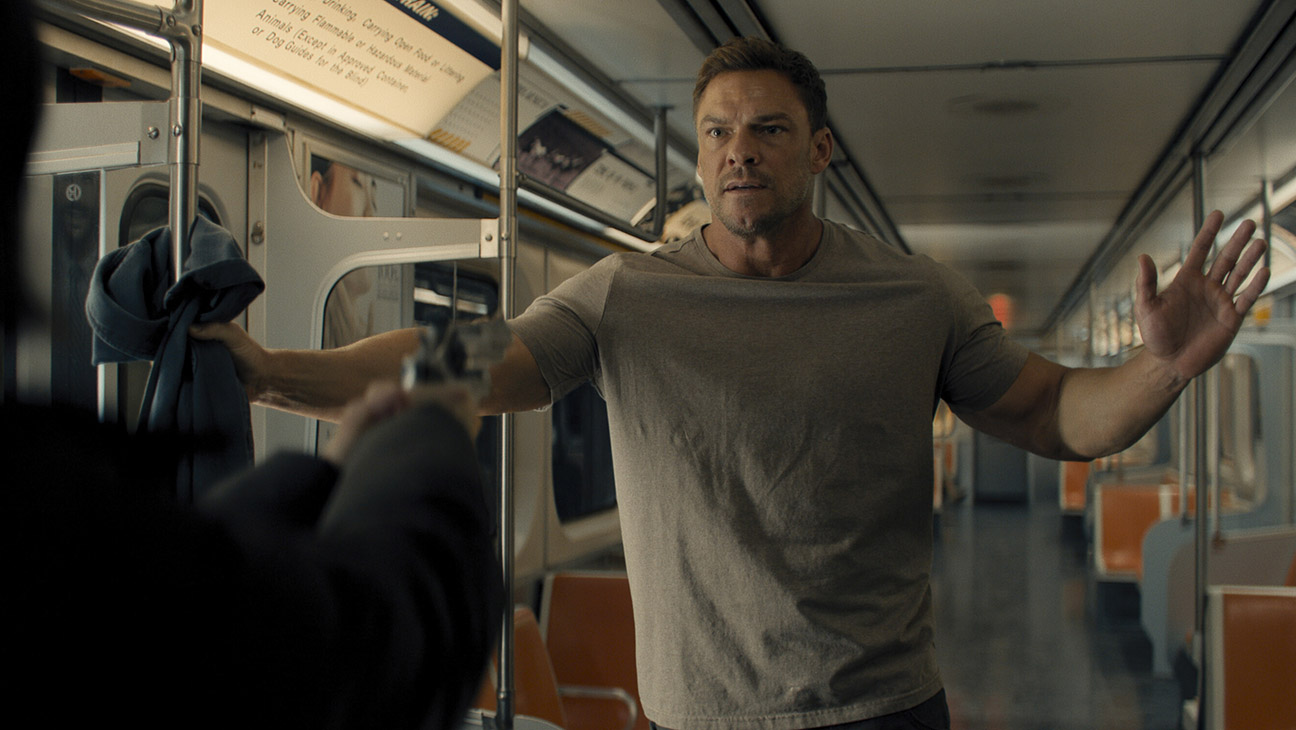 Reacher retorna em 4ª temporada mais leve, ágil e fiel à essência que consagrou a franquia

