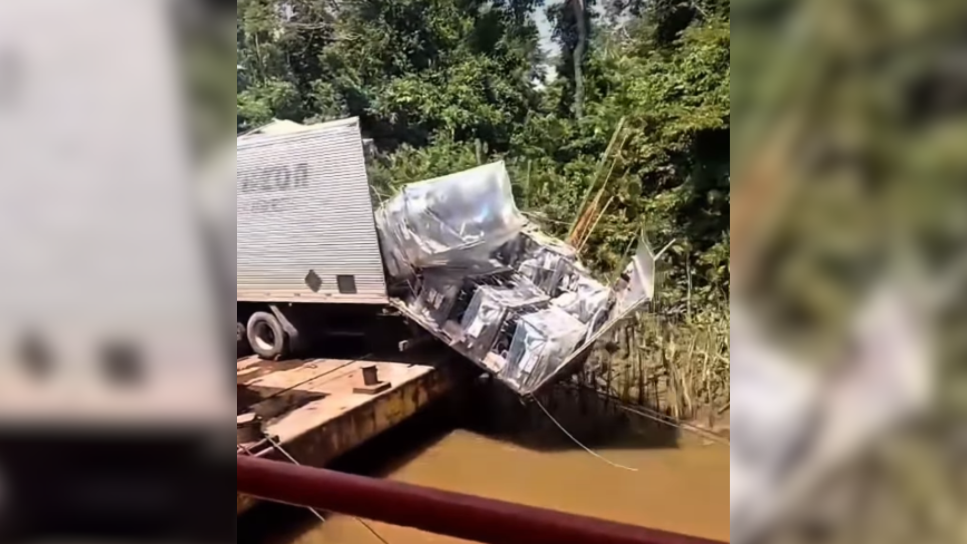Veículo transportava carga quando foi atingido pela vegetação às margens do rio; ninguém caiu na água.