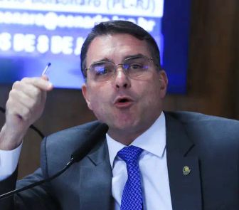 Imagem - Flávio Bolsonaro aparece filiado ao Missão e tem registro de candidatura travado
