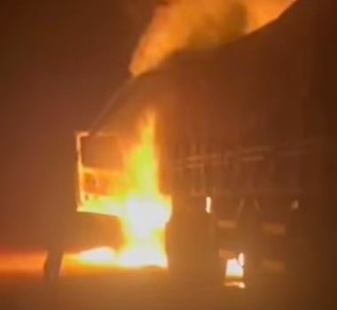 Imagem - Carreta carregada de cerveja pega fogo às margens da BR-230, em Itaituba