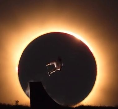 Imagem - 'Manobra da minha vida': skatista olímpico Danny León é fotografado no ar durante eclipse solar