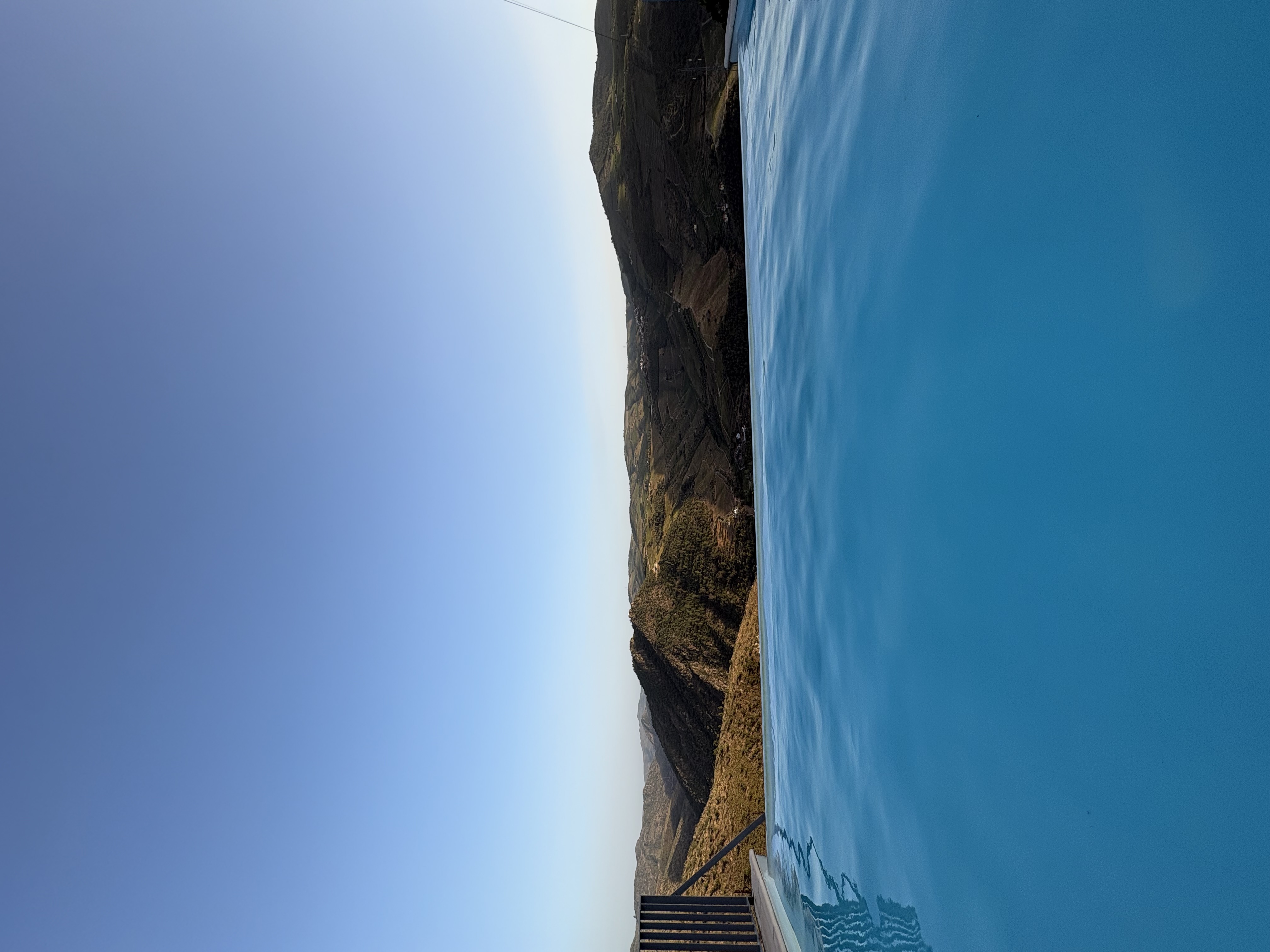 A bela piscina infinita com a vista emocionante sobre as vinhas 