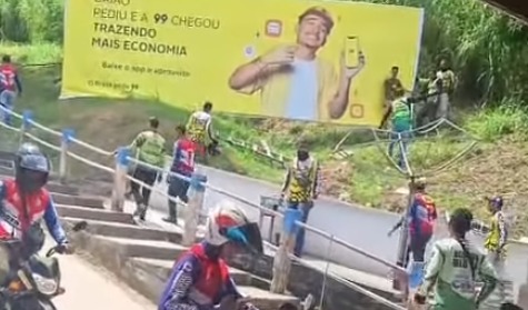 Imagem - Mototaxistas rasgam material de divulgação da 99 durante manifestação em Baião, no Pará