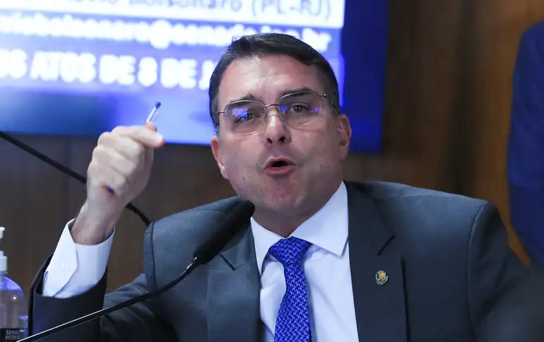 Certidão do TSE aponta mudança na filiação do senador; campanha suspeita de alteração indevida no sistema e avalia levar o caso à Polícia Federal
