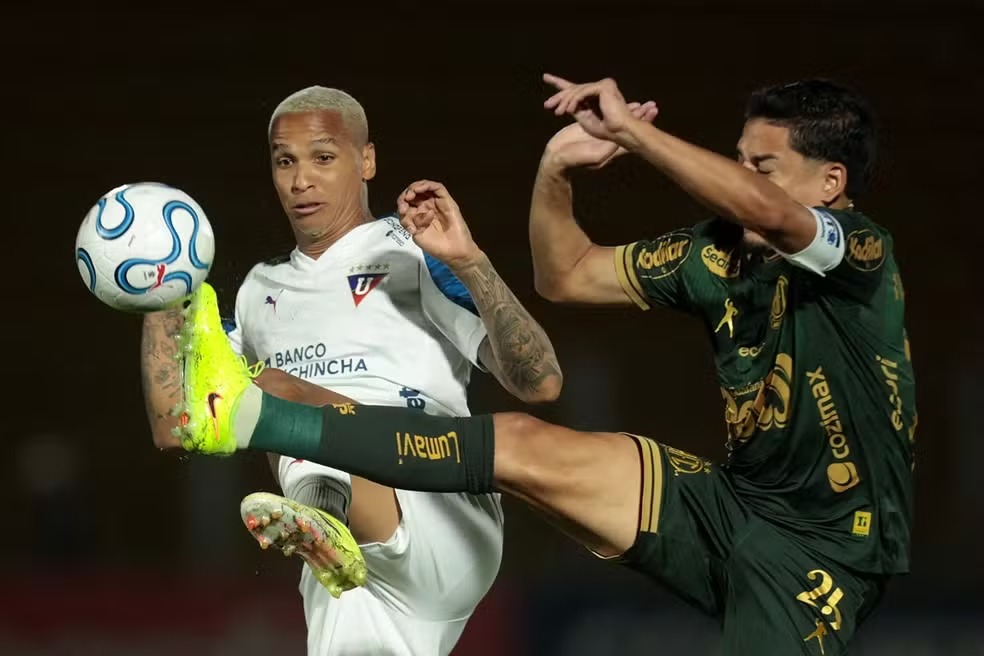 Deyverson e Neto Moura em Mirassol x LDU -