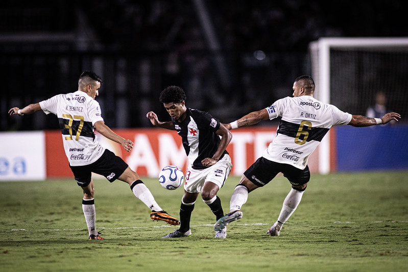 Equipes se enfrentam no estádio São Januário, no Rio de Janeiro - 