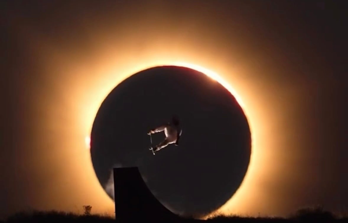 'Manobra da minha vida': skatista olímpico Danny León é fotografado no ar durante eclipse solar

