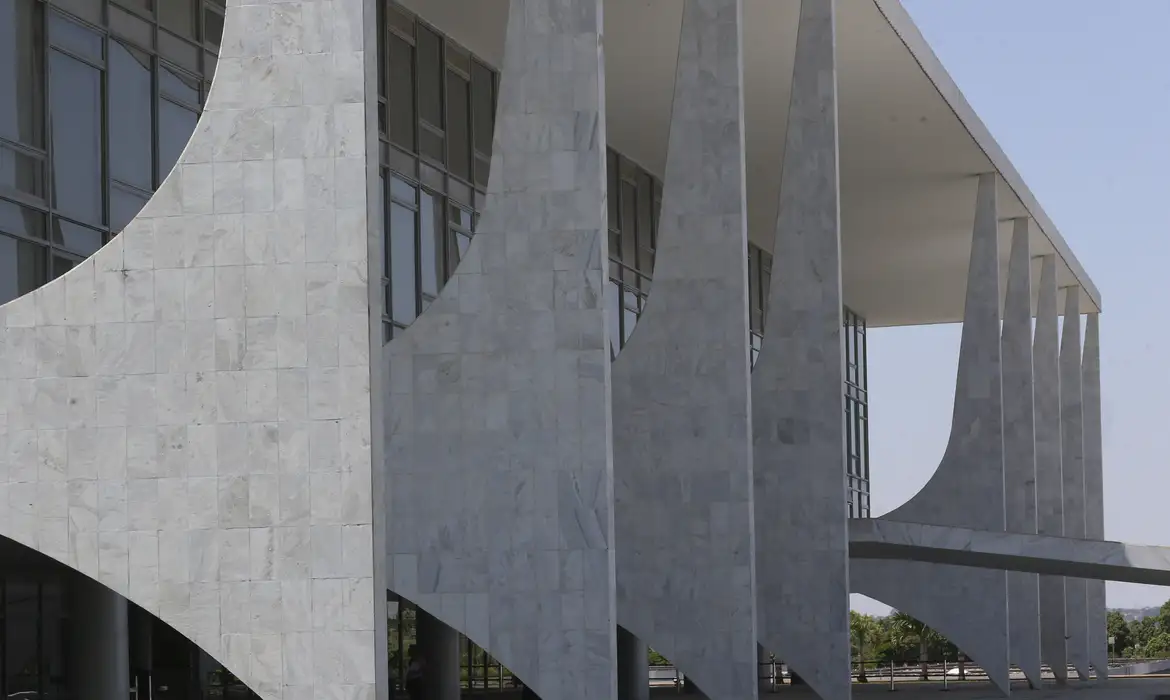 (Neste momento, o governo inicia uma análise formal para verificar se as medidas dos EUA justificam a adoção de respostas previstas na legislação brasileira.)