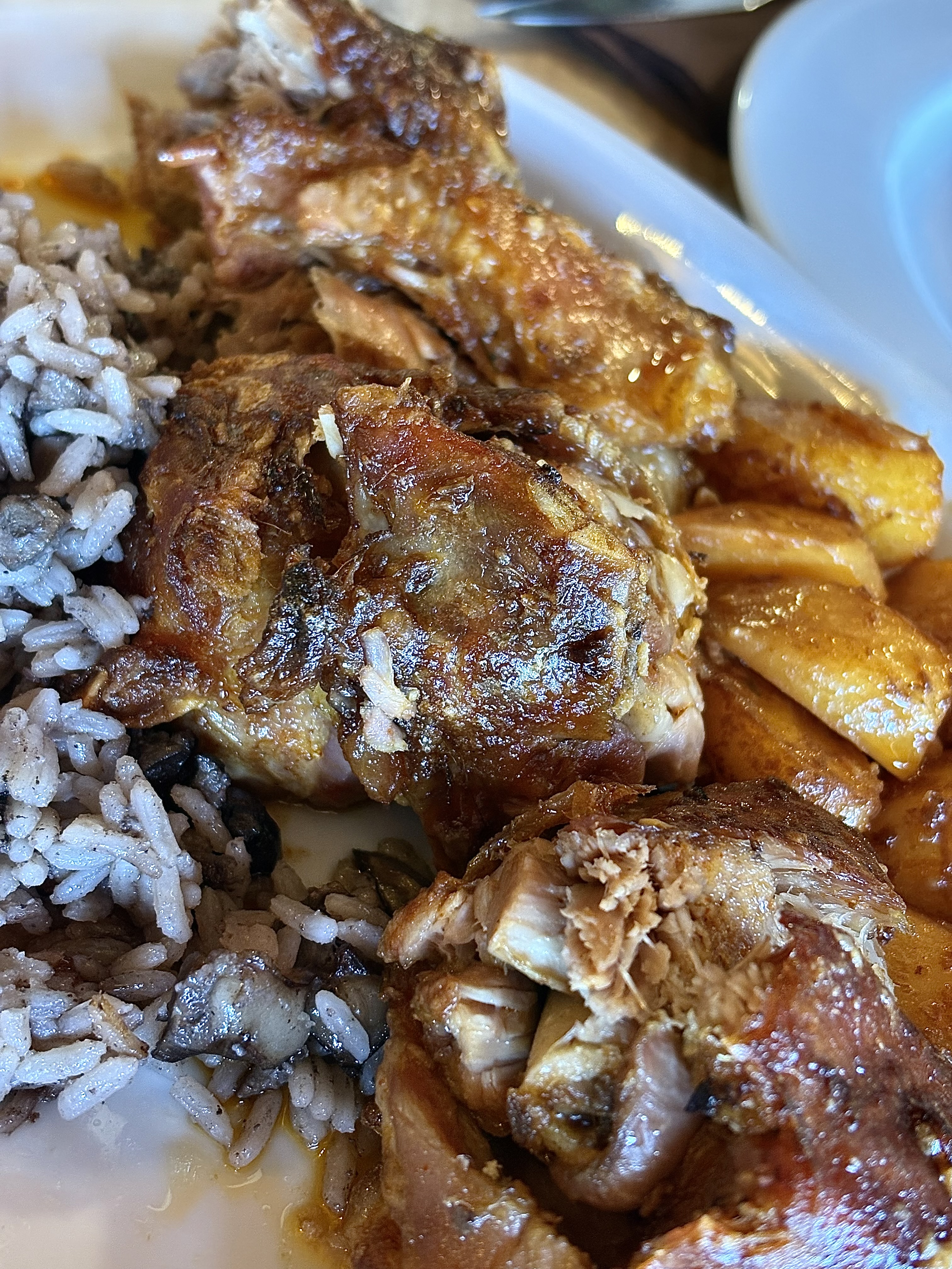 O cabrito assado com arroz de miúdos é uma das delícias na Taberna da Helena, uma das opções de restaurante nas proximidades