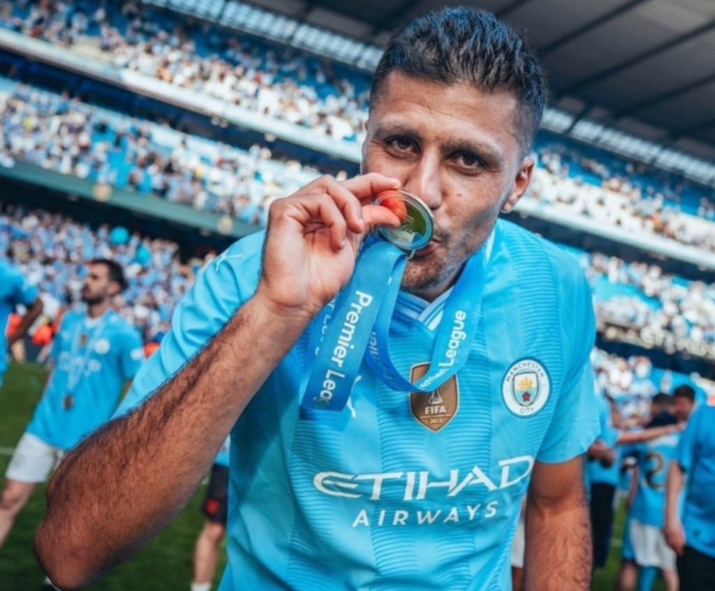 Rodri sendo campeão inglês pelo City -