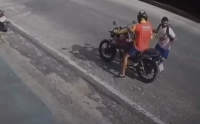 Toda a ação foi registrada por câmeras de segurança e as imagens mostram um dos suspeitos, que tem uma das pernas amputadas, participando diretamente do crime.