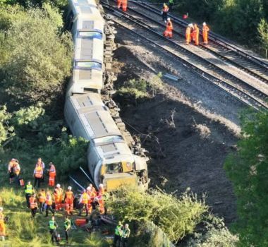 Imagem - Descarrilamento de trem na Inglaterra deixa 20 feridos e causa pânico entre passageiros