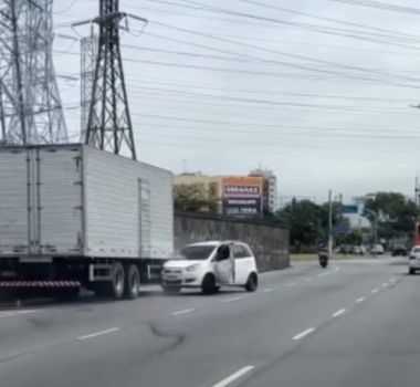 Imagem - Discussão no trânsito termina com carro arrastado por caminhão no Rio de Janeiro