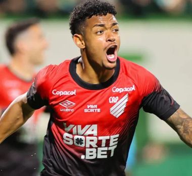 Imagem - Lateral do Athletico-PR, Léo Derik é condenado a 13 anos de prisão por estupro contra ex-companheira