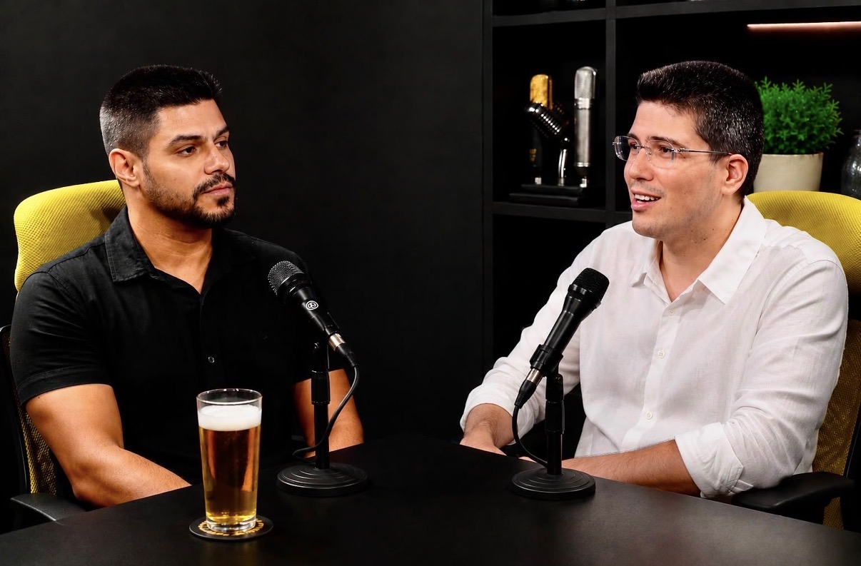 Caio Guimarães com o jornalista, Romulo Netto, durante o podcast Roma Business