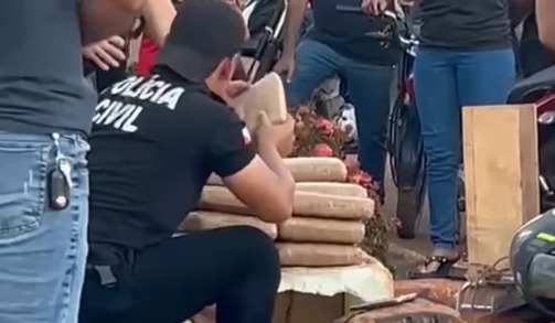 (Com o impacto da colisão, o recipiente se rompeu e deixou os entorpecentes expostos. Imagens e relatos compartilhados por populares mostram o material no local após o acidente.)