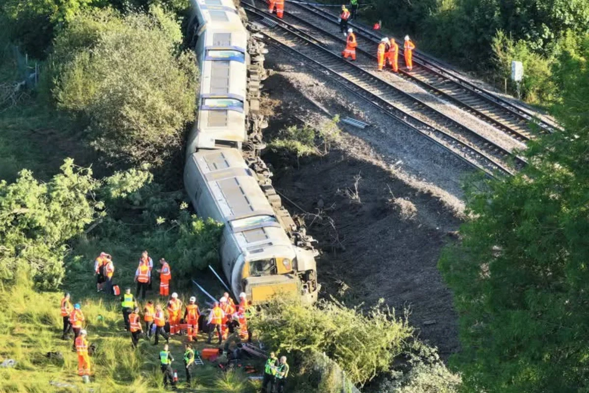 Descarrilamento de trem na Inglaterra deixa 20 feridos e causa pânico entre passageiros

