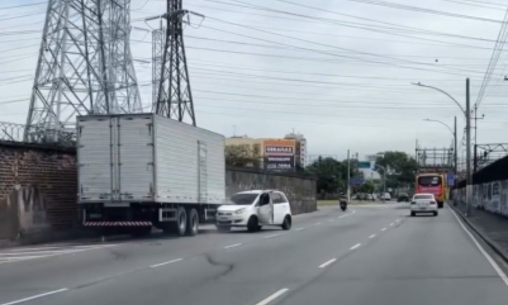 Discussão no trânsito termina com carro arrastado por caminhão no Rio de Janeiro

