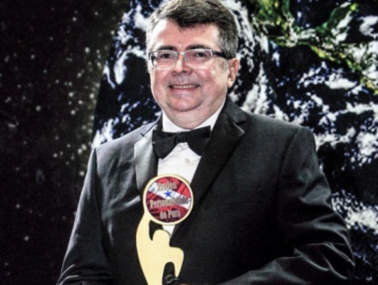 Dr. Cláudio Guilhon, médico oftalmo e escritor, aniversariou nessa sexta-feira. A data foi comemorada em família. 
