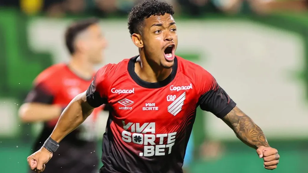 Lateral do Athletico-PR, Léo Derik é condenado a 13 anos de prisão por estupro contra ex-companheira

