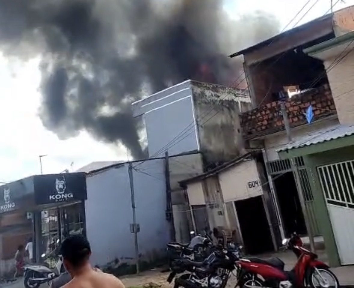 Video: incêndio consome ao menos quatro casas no distrito de Icoaraci, em Belém