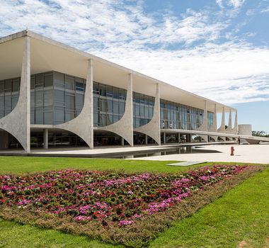 Imagem - Quanto ganha um político no Brasil? Confira os salários dos cargos em disputa nas eleições 2026