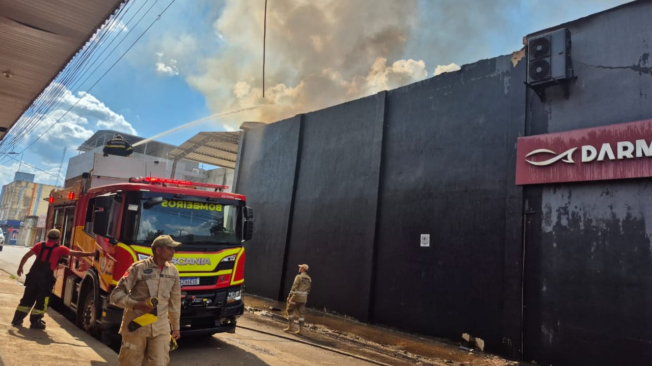 (A Polícia Militar também esteve no endereço e auxiliou no isolamento da área, garantindo espaço para que os bombeiros pudessem trabalhar com segurança.)