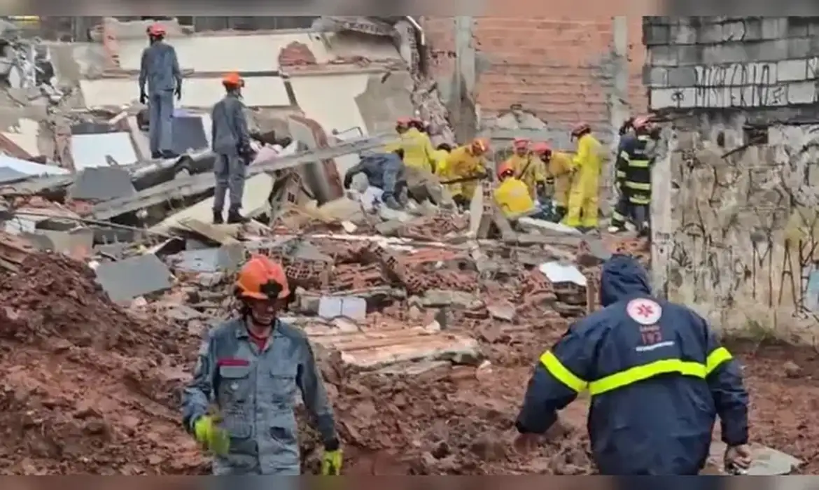 (Duas famílias viviam no local, totalizando oito moradores.)