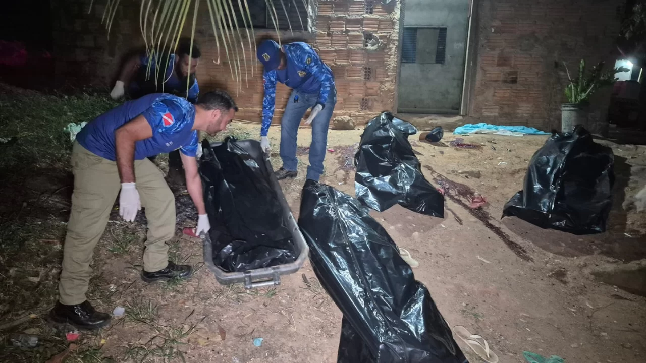 (O crime aconteceu por volta das 23h de sexta-feira (14). Segundo as primeiras informações apuradas, as vítimas estavam reunidas no imóvel quando foram surpreendidas por homens ainda não identificados.)