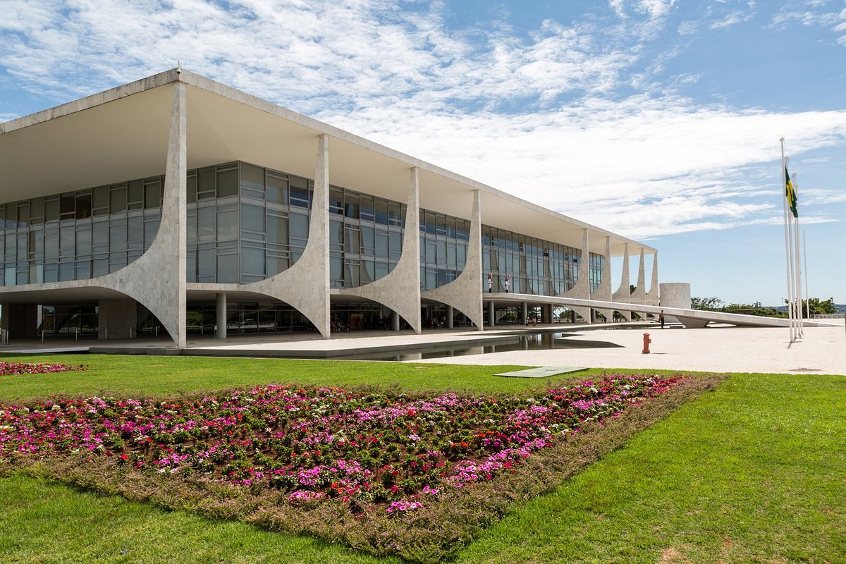 Quanto ganha um político no Brasil? Confira os salários dos cargos em disputa nas eleições 2026