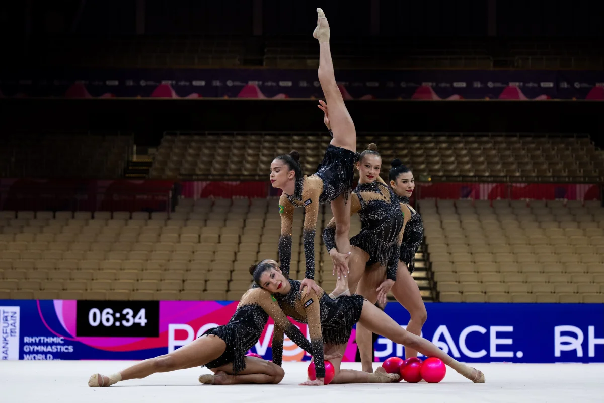 Seleção brasileira brilha na ginástica rítmica e encosta na liderança do Mundial de Frankfurt

