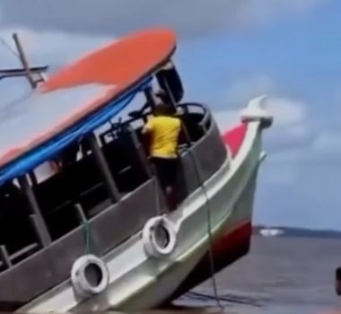 Imagem - Barco que transportava açaí naufraga em rio no Marajó