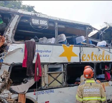 Imagem - Tombamento de ônibus de excursão deixa oito mortos e dezenas de feridos na BR 040