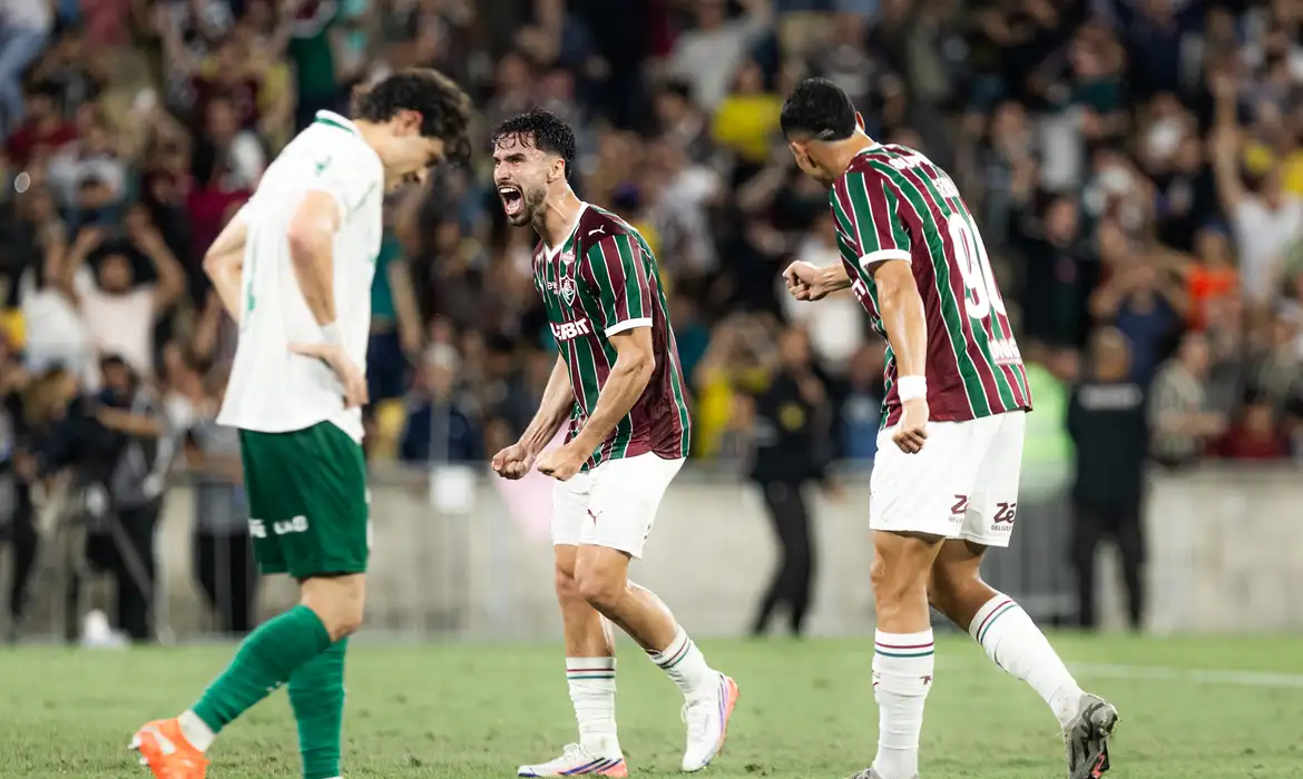 Em jogo eletrizante de cinco gols, Fluminense vira sobre o Palmeiras no Maracanã