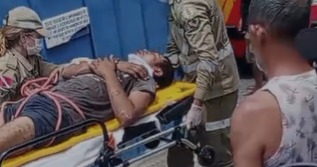 (Os bombeiros encontraram um homem em uma situação de extremo risco, com uma corda no pescoço.)
