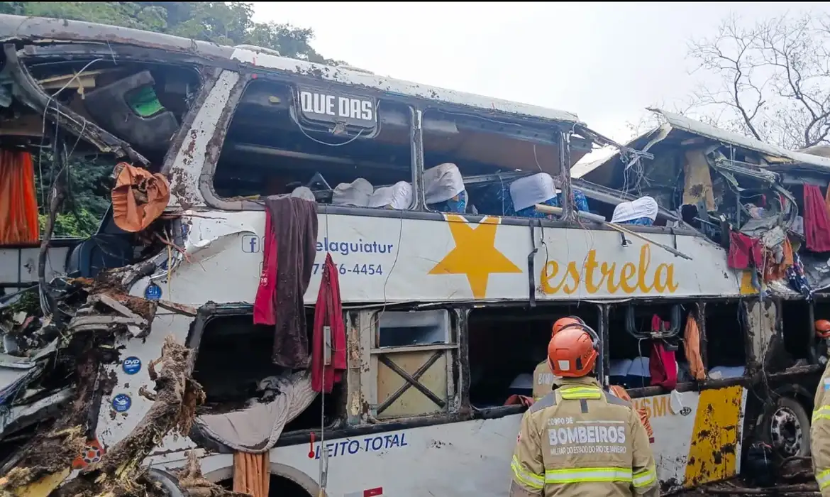 Imagem - Tombamento de ônibus de excursão deixa oito mortos e dezenas de feridos na BR 040