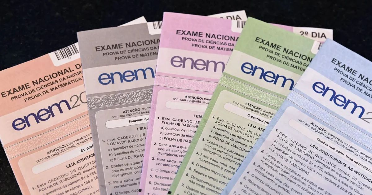Cadernos de provas do Enem.