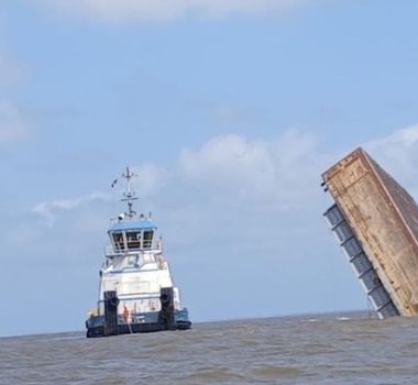 Imagem - Barcaça naufraga na Baía do Marajó, próximo à Vila do Conde