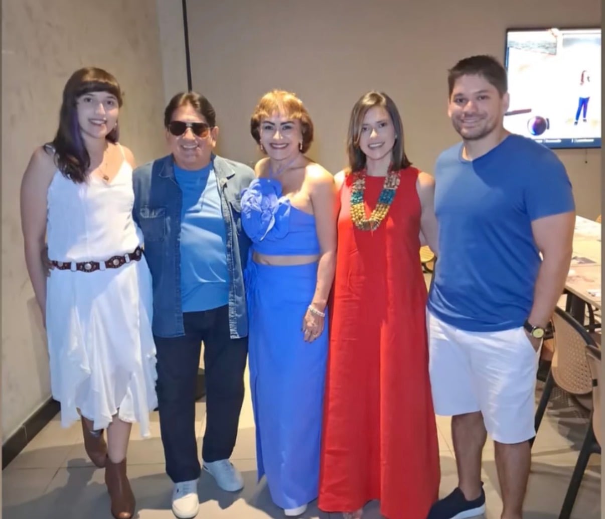 A aniversariante com o marido, Francisco Nogueira, filhos e neta