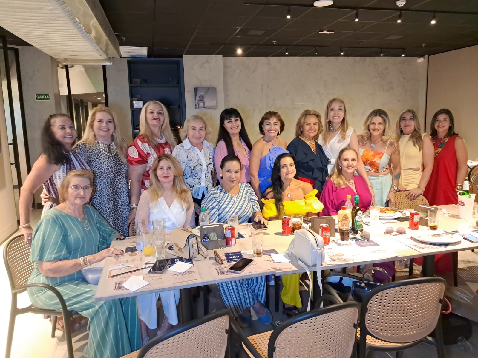 A aniversariante com um grupo de amigas que a prestigiou