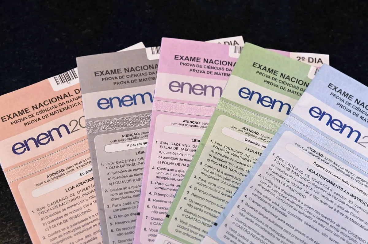 Cadernos de provas do Enem.