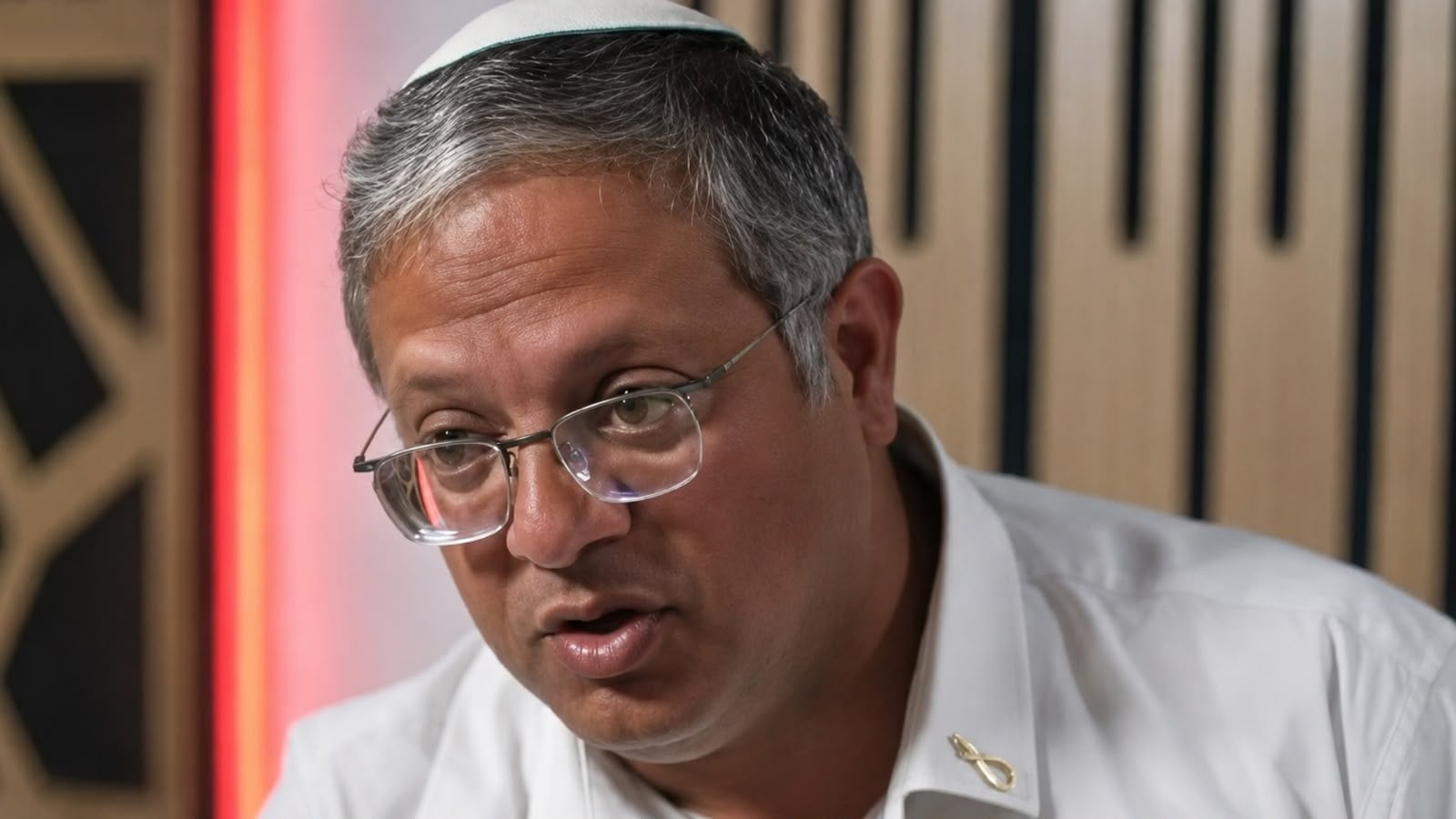 Itamar Ben-Gvir durante sua participação no podcast do ex-refém israelense Rom Braslavski.