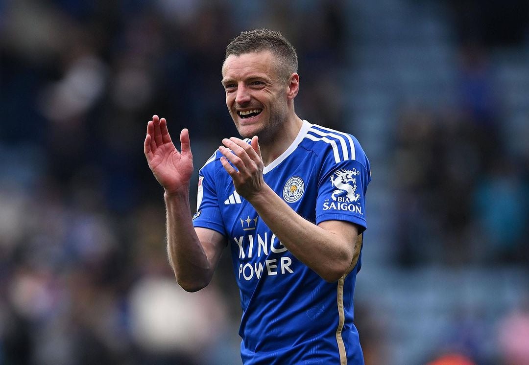 Jamie Vardy com a camisa do Leicester -