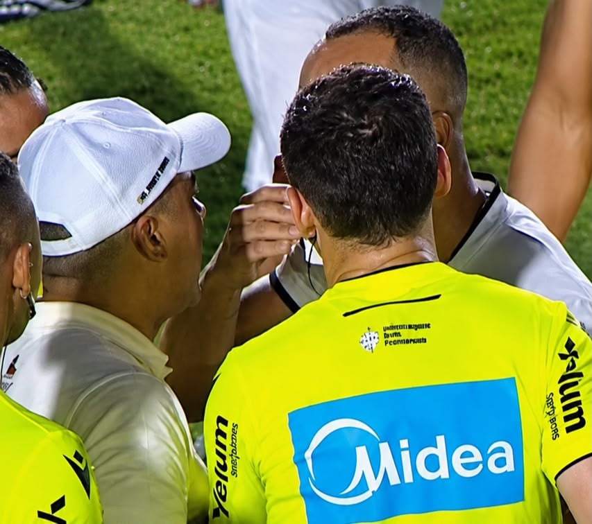 Momento da discussão entre Arthur Cabral e Jair Ventura, técnico do Vitória -