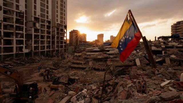 (O número de vítimas chegou a 6.438, enquanto equipes de emergência seguem mobilizadas nas áreas atingidas na Venezuela.)