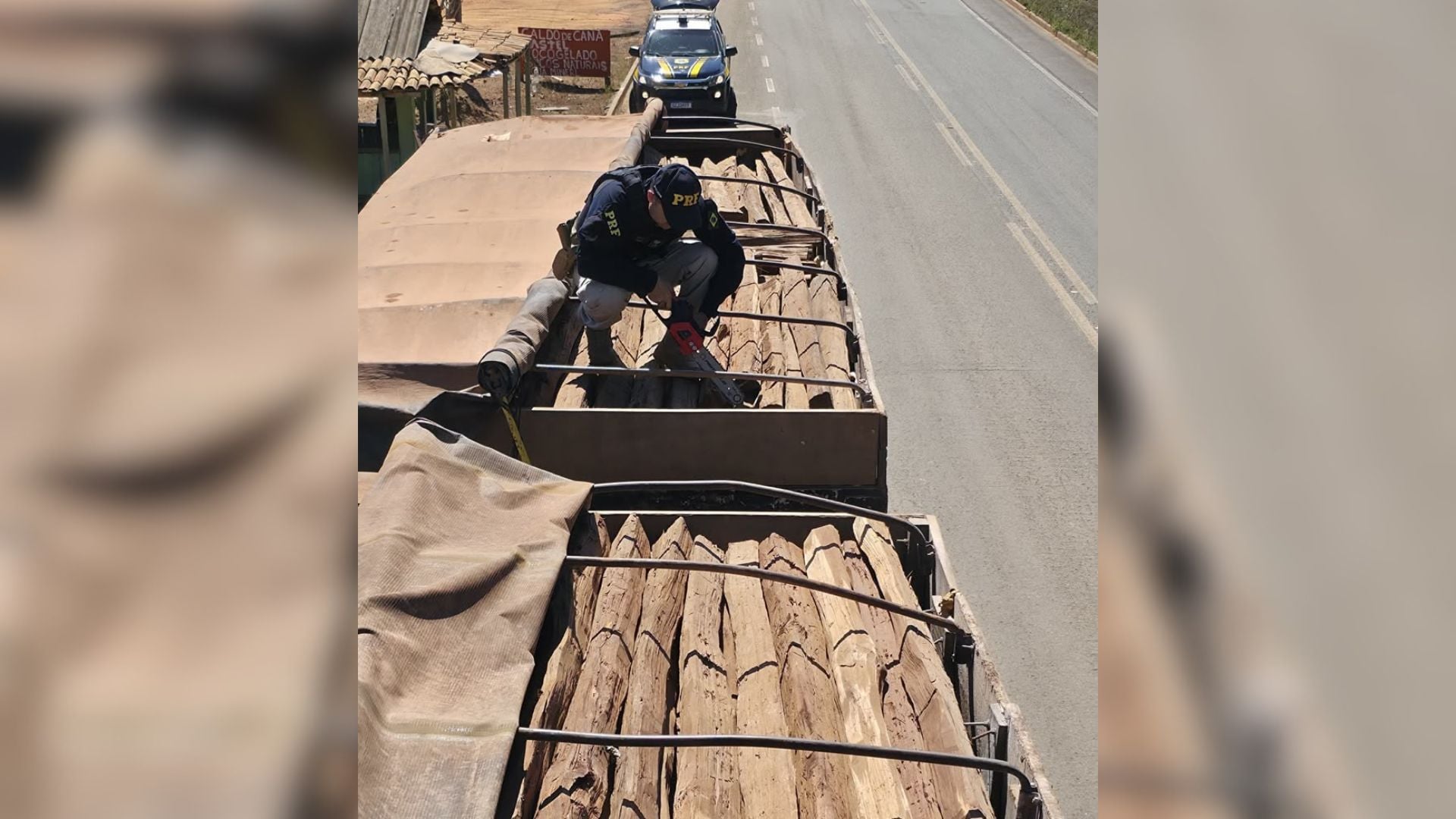 PRF apreende madeira ilegal na BR-230, em Itupiranga no Pará