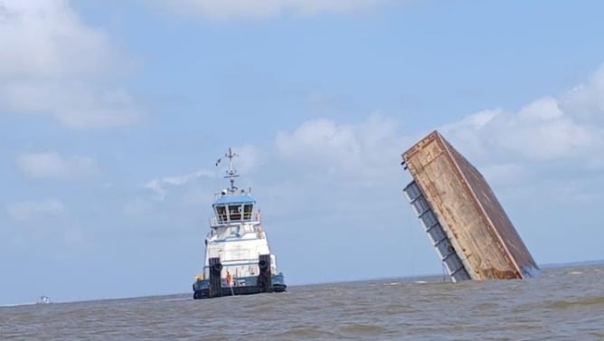 (Uma barcaça teria se desprendido durante a tarde desta segunda-feira (17), na Baía do Marajó, nas proximidades de Vila do Conde, em Barcarena, no Pará.)