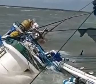 Imagem - Embarcação naufraga e quatro pescadores são resgatados em Salinópolis